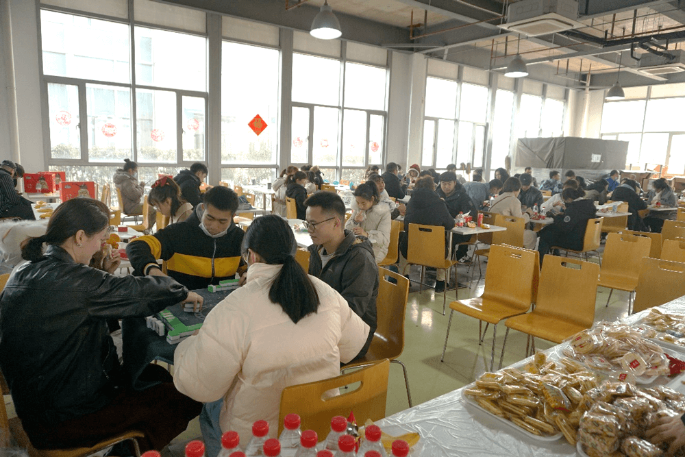 在春节 “乐七天” 活动中，东盟体育
给留沪过春节的员工准备了丰富多彩的活动